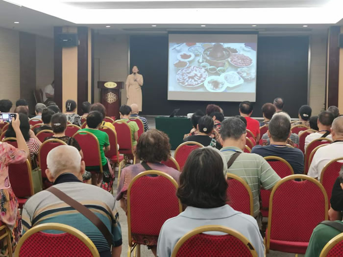 綿陽(yáng)中旅行假日旅行社舉行胡楊林、南疆專(zhuān)列推薦會(huì)